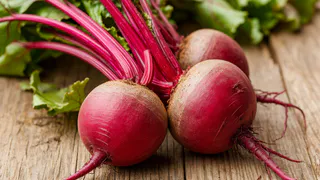 Не варю свеклу часами — хватает 15 минут: есть одна уловка при варке — выходит намного вкуснее, сочнее и без запаха на весь дом