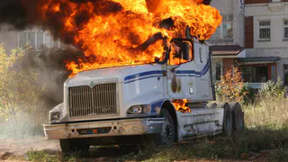 Ночью в Рязани сгорели грузовик и легковой автомобиль