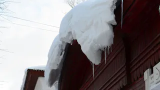 В Щельяюре снег, сошедший с крыши дома, повредил автомобиль на 200 тыс. руб
