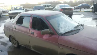 Рязанец лопатой разбил окна чужой машины