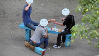 Пьяные компании устраивают шумные посиделки у жилых домов в Нижнекамске