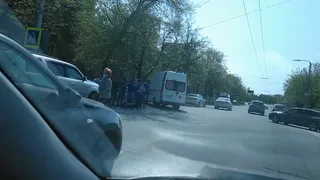 Врачи оказывают помощь: аварию на Есенина засняли на видео