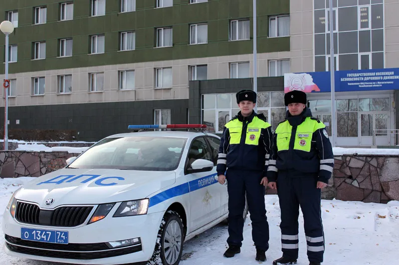 В Магнитогорске инспекторы и очевидец вытолкали машину, застрявшую на рельсах