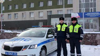 В Магнитогорске инспекторы и очевидец вытолкали машину, застрявшую на рельсах