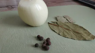 Щепотка на сковороду — и лук как в ресторане: повара скрывают этот приём