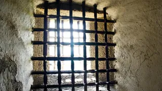 Наркотики для заключённого привели инспектора брянской колонии на скамью подсудимых