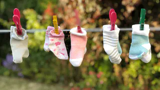 Залейте в стиралку этот простой раствор и белые носки станут как с магазина: готовится минуту