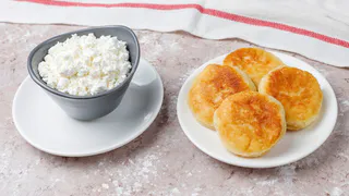 Такие сырники сметут за 5 минут — добавляем в тесто этот секретный ингредиент, приходится готовить несколько партий