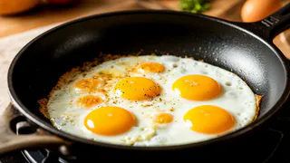 Вот почему нельзя жарить яйца на подсолнечном масле: намотайте себе на ус