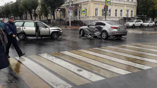 Виновник аварии возле Политеха промчался на красный сигнал светофора