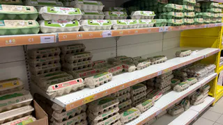 Яйца себе домой хитрые продавцы выбирают только так: запомните два полезных совета