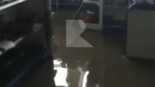 Море разливанное: появилось видео, снятое внутри затопленного магазина в Рязани