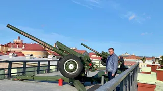 Пострелял из пушки и сходил в музей: как Николай Любимов проводит отпуск в Санкт-Петербурге