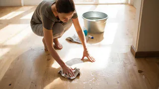 Начала мыть полы соленой водой — перемены в доме заметила вся семья: вот для чего добавляю соль в ведро