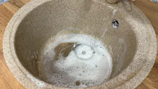 1 ложка и 1 чашка в слив: жир сходит на глазах – гораздо лучше, чем сода и уксус