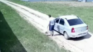 Под Рязанью засняли бросившего пакет с мусором на обочине дороги водителя