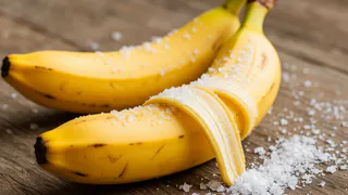 Банановую кожуру посыпаю солью — весь июнь не нарадуюсь своей смекалке: лучший лайфхак для лентяев