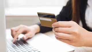 Всех, кто переводит деньги с карты на карту, ждет новое правило с 16 октября