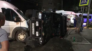 В Рязани, в результате ДТП с маршруткой, перевернулся внедорожник