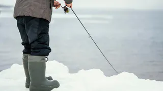 Ледовая лотерея: рыбаки рискуют жизнью на тонком льду Урала