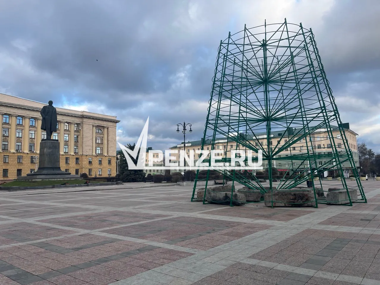 Началась установка главной елки в Пензе