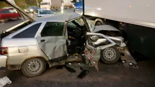 На выезде из Рязани ВАЗ «залетел» под фуру