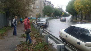 На Горького машины заносит и выбрасывает на отбойники