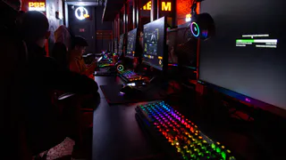 Топовое железо и классная атмосфера: где и как скоротать вечер с друзьями