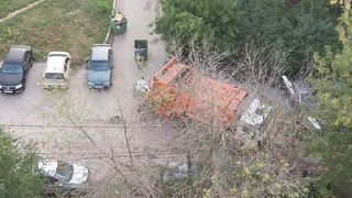 Водитель мусоровоза таскал баки с отходами вручную из-за нерадивых жильцов