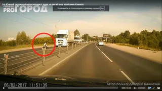 На Северной окружной велосипедист едва не погиб под колёсами Камаза