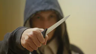 С ножом и окровавленной тряпкой: на Циолковского заметили странного мужчину