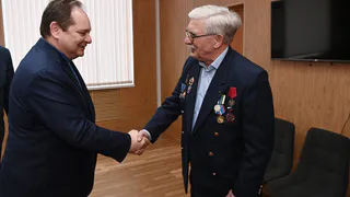 Глава Коми навестил Сергея Сотникова, спасшего пассажиров и экипаж самолёта