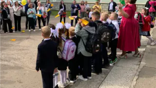 В школах убирают немаловажный предмет: ученики радуются переменам, педагоги выражают беспокойство