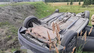 Автомобиль перевернулся на крышу после жесткой аварии на М-5 под Челябинском