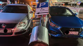 Кому-то не повезло: у ТРЦ Премьер знак упал на автомобили