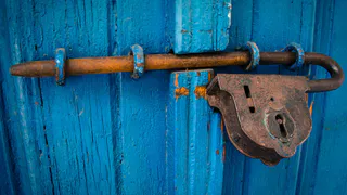 Макаем в простой раствор изделия — через 4 часа будут блестеть: ржавчина растворится на глазах — без усилий