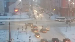 Рязанец сообщает: "в центре города затруднено движение, стоит регулировщик"