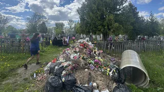 На сельском кладбище во Владимирской области устроили свалку