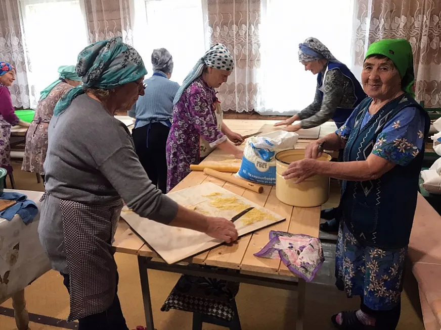 Жители Нижнекамского района отправляют солдатам лапшу и чак-чак
