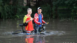 В Рязани с потоками дождя уплыл асфальт (видео)