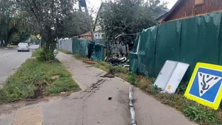 В Рязанской области машина протаранила забор частного дома 