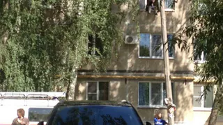 Рязанские спасатели сняли с окна обезумевшую женщину