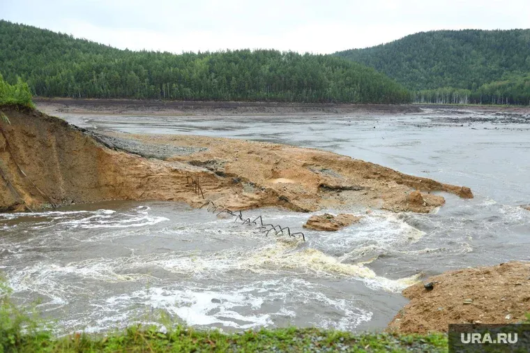 Причину разрушения плотины в Челябинской области озвучили власти