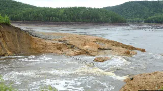 Причину разрушения плотины в Челябинской области озвучили власти