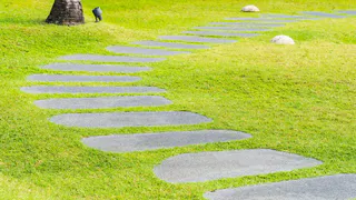 Бетон месить не придется: выкладываем "вечную" садовую дорожку всего за пару часов по финской технологии