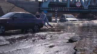 Паводок затопил дорогу под мостом на Ходаринке в Брянске