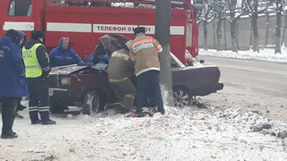На улице Горького "семерка" влетела в дерево