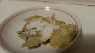 Смешиваю соль с лаврушкой — и сразу убираю на подоконник: так делают только умные хозяйки — решение сразу 2 проблем 