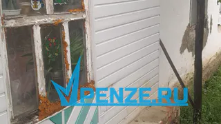 Пензячка вынуждена жить в доме с плесенью на стенах, поскольку мать выгнала ее из квартиры