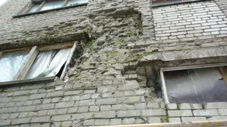 Жильцы аварийного дома на Крупской - Мы боимся оказаться погребенными заживо